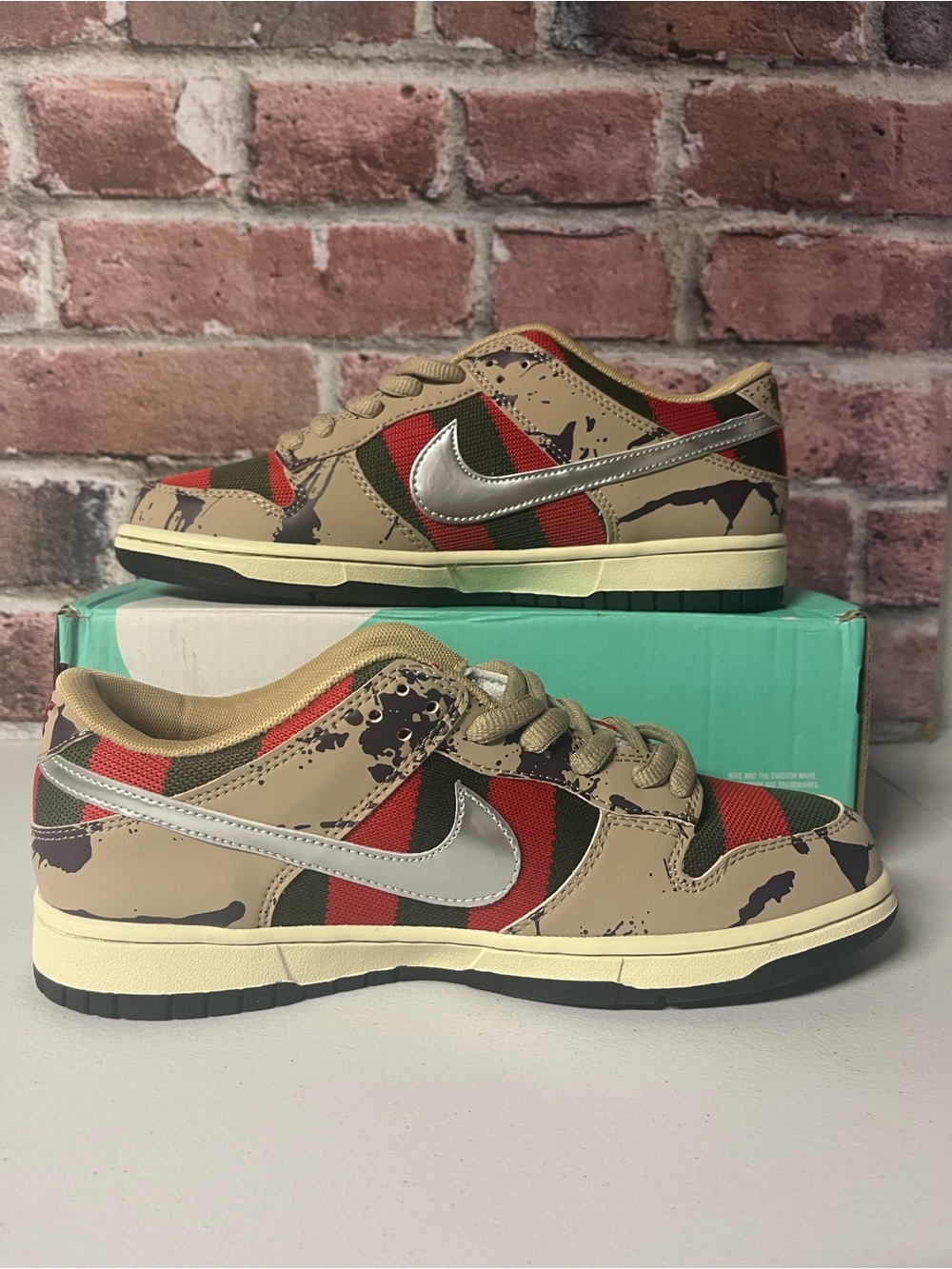 Nike SB Dunk Low Freddy Krueger - Picture 2 of 5